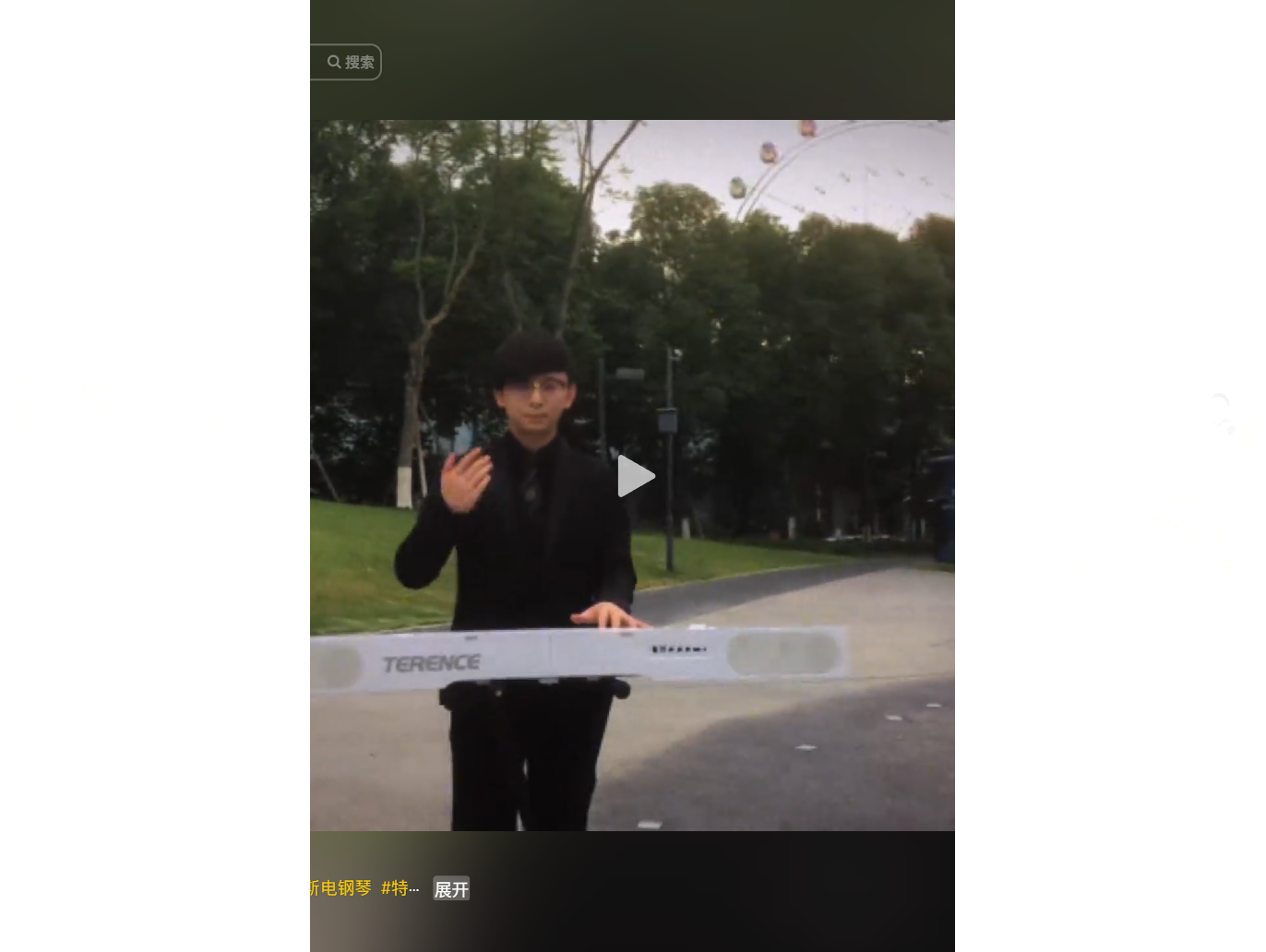 年轻人在户外弹奏电钢琴