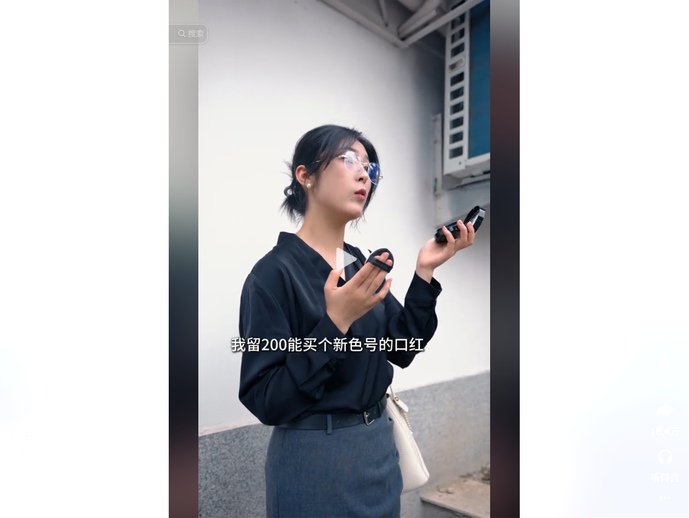 女子手持口红，正在挑选新色号