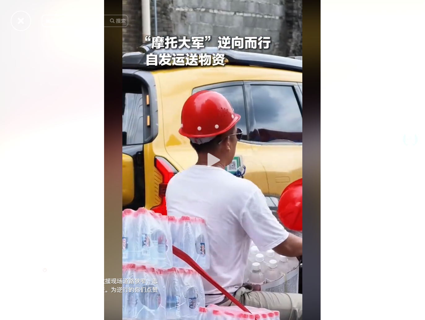 戴紅帽男子騎摩托車運送瓶裝水