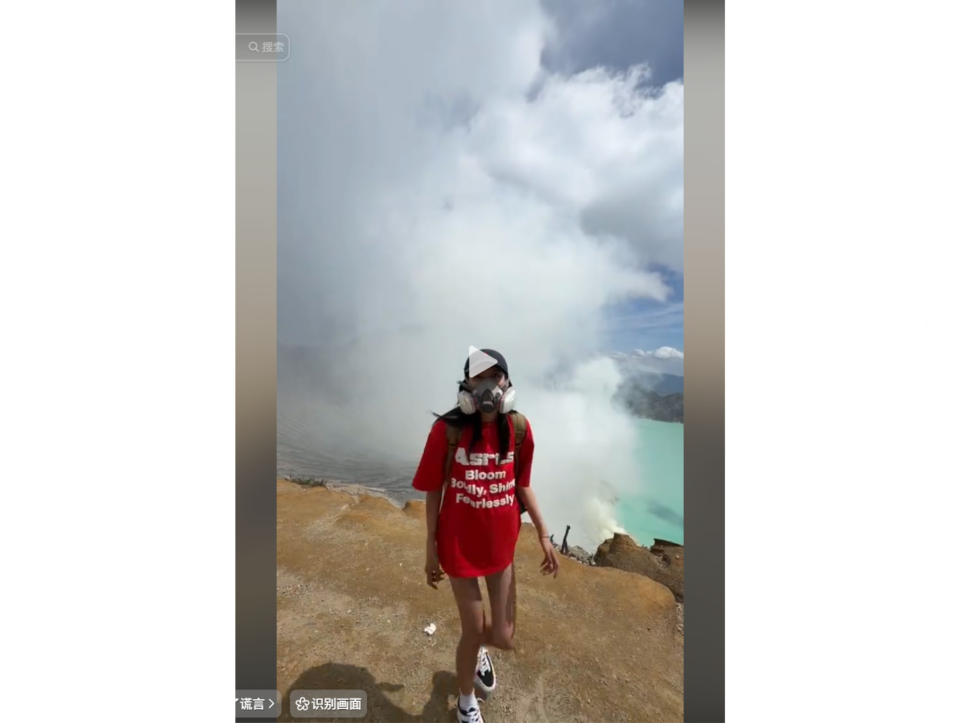 穿紅色T恤戴防毒面具的人站在火山湖邊