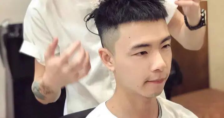 理发店忠男生抓头发.jpg