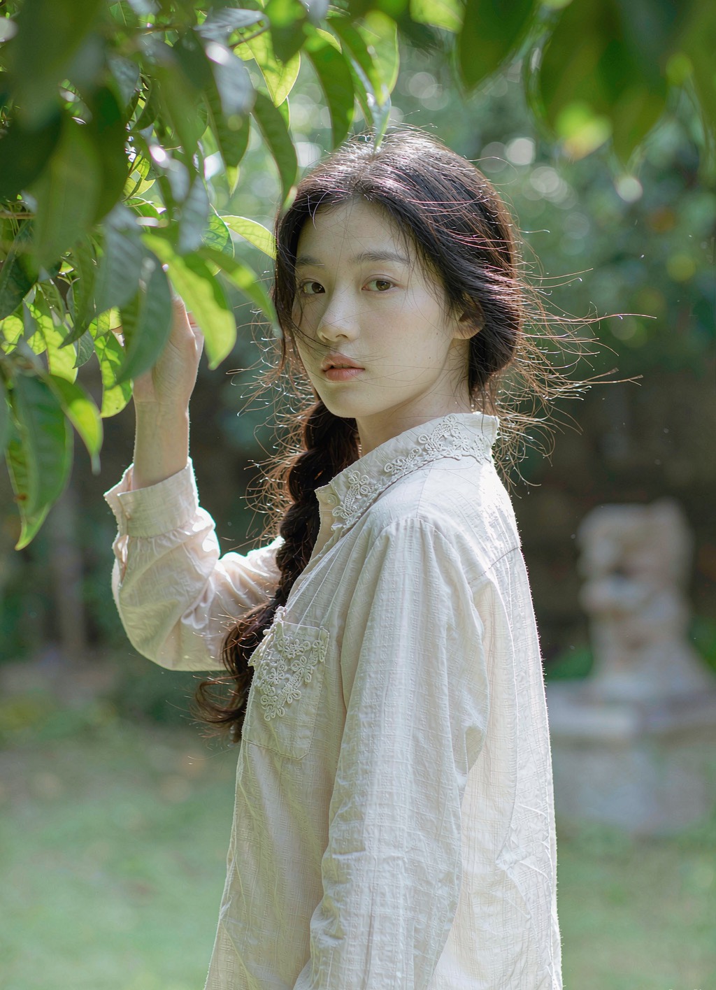 绿意庭院少女写真-拨叶回望.jpg
